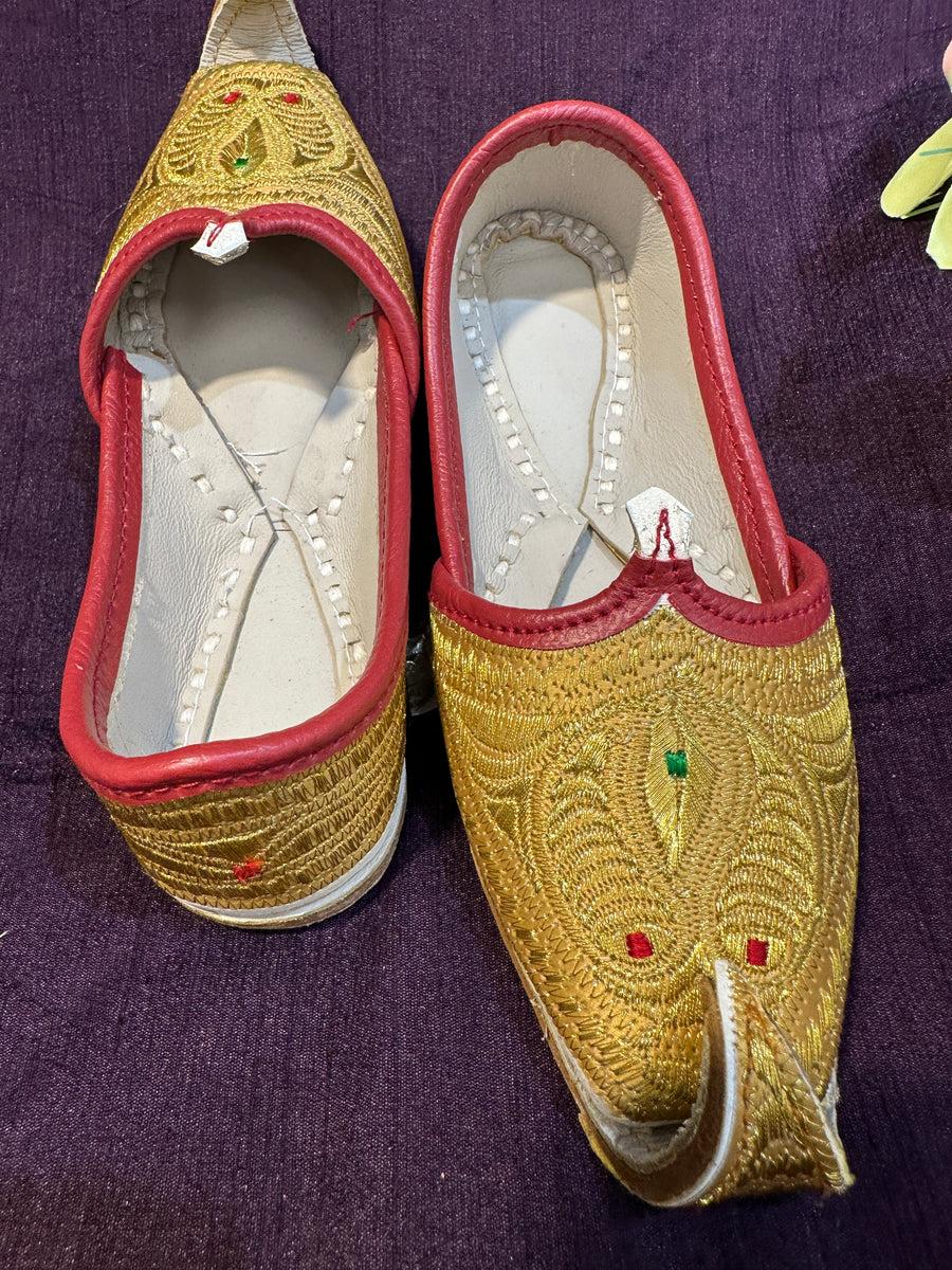 Boys Golden Khussa | Traditional Handmade Punjabi Jutti for Kids – Wedding & Festive Wear