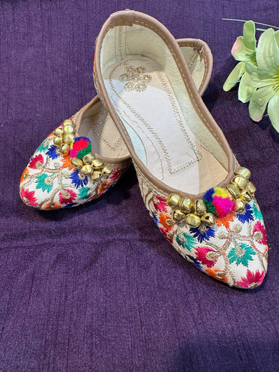 Girls Ethnic Jutti with Ghungroo Bells & Embroidered Floral Design – Traditional Festive Footwear