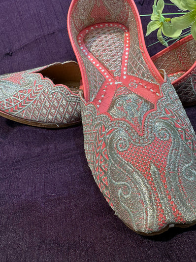 Gold & Peach Embroidered Punjabi Jutti – Handcrafted Ethnic Mojari with Zari Threadwork for Weddings & Festive Wear