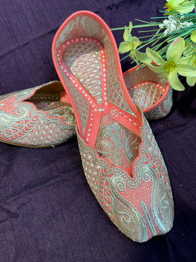 Gold & Peach Embroidered Punjabi Jutti – Handcrafted Ethnic Mojari with Zari Threadwork for Weddings & Festive Wear