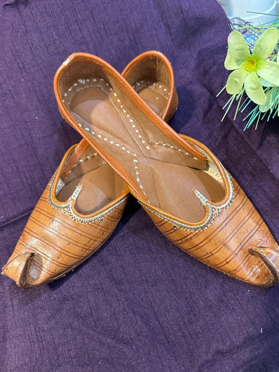 Brown Leather Punjabi Jutti for Women – Handcrafted Ethnic Mojari with Traditional Design & Premium Finish