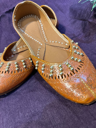 Handcrafted Brown Leather Punjabi Jutti for Women – Traditional Curved Toe Mojari with Premium Finish