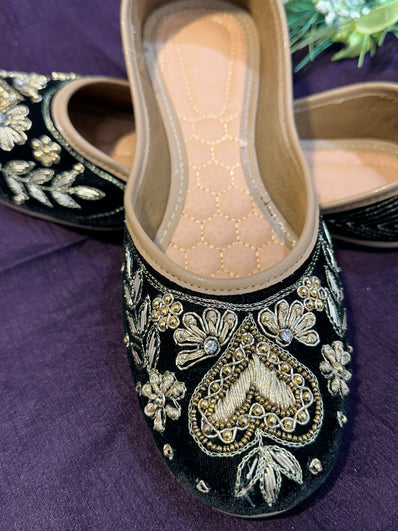 Black & Gold Embroidered Punjabi Jutti – Handcrafted Velvet Ethnic Footwear with Zari & Beaded Detailing for Weddings & Festive Wear