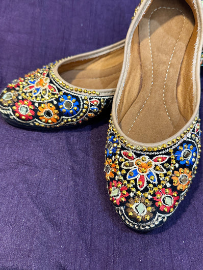 Black Multicolor Embroidered Punjabi Jutti – Handcrafted Ethnic Footwear with Mirror Work & Zari Detailing for Weddings & Festive Wear
