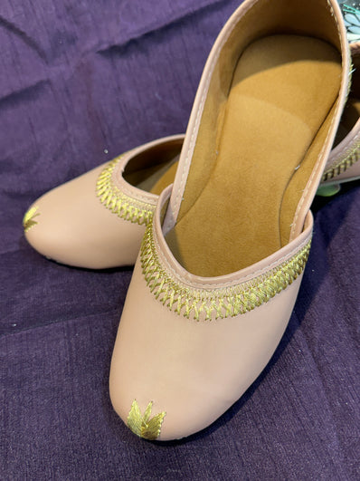 Pastel Beige & Gold Embroidered Punjabi Jutti – Handcrafted Ethnic Footwear with Elegant Zari Detailing for Weddings & Festive Wear