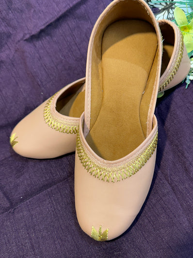 Pastel Beige & Gold Embroidered Punjabi Jutti – Handcrafted Ethnic Footwear with Elegant Zari Detailing for Weddings & Festive Wear
