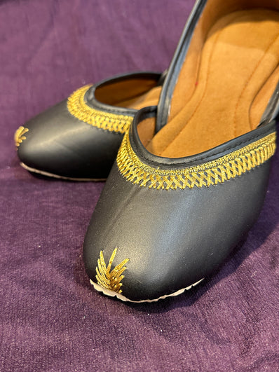 Black & Gold Embroidered Punjabi Jutti – Handcrafted Ethnic Footwear with Elegant Zari Detailing for Weddings & Festive Wear