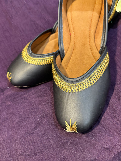 Black & Gold Embroidered Punjabi Jutti – Handcrafted Ethnic Footwear with Elegant Zari Detailing for Weddings & Festive Wear