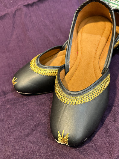 Black & Gold Embroidered Punjabi Jutti – Handcrafted Ethnic Footwear with Elegant Zari Detailing for Weddings & Festive Wear