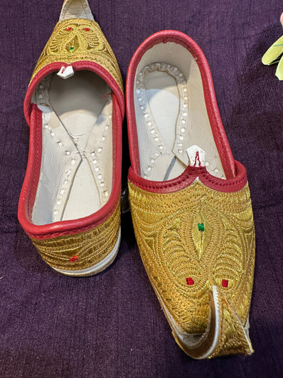 Boys Golden Khussa | Traditional Handmade Punjabi Jutti for Kids – Wedding & Festive Wear